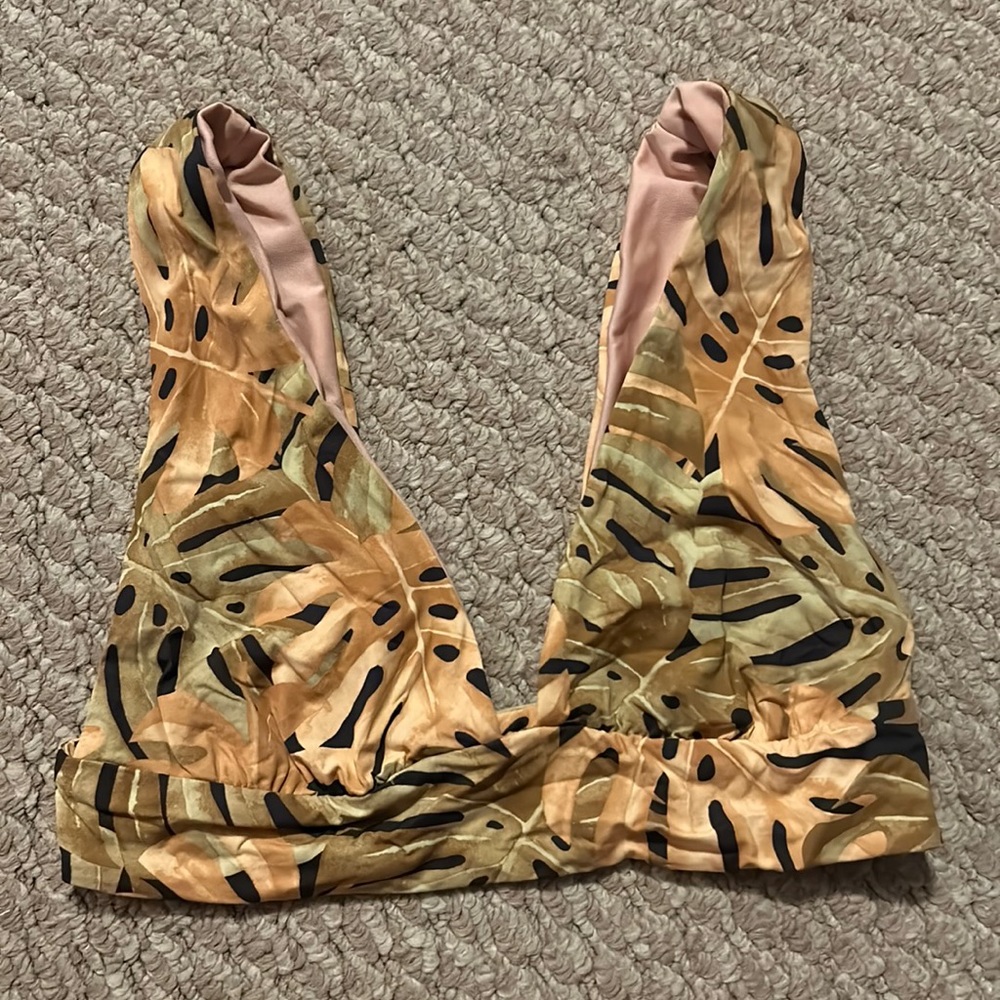 Billabong bikini top! Size small